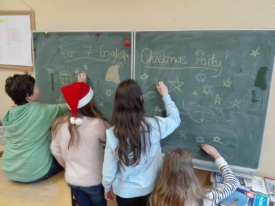  Kurz vor Weihnachten gab es für alle Jahrgangsstufen in der Gesamtschule eine "English Christmas Party", die von Lois, unserer Fremdsprachenassistentin aus England, organisiert wurden. 